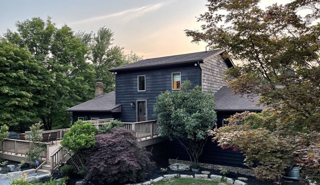Serene Mountaintop Cabin w/Seasonal Pool/Hot Tub, Infrared Sauna. Pet Friendly