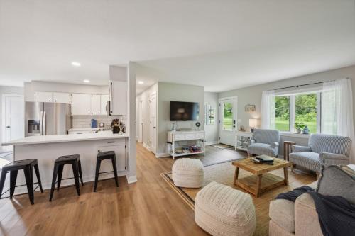 Serenity on Strauss 400 - Cozy Duplex in Prime Location