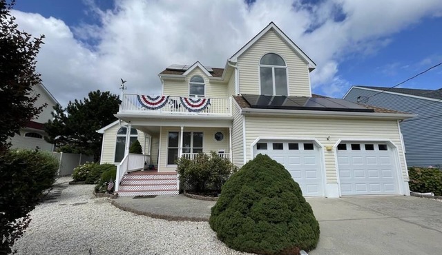 Single Family Home Steps to The Bay (3BR/2.5BA) Pool & Pet Friendly In The Villas!