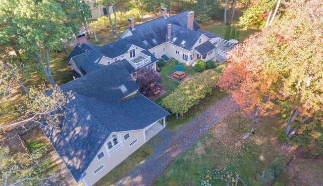 Sleeps 18! .25 mile walk to Cape Neddick beach! Expansive home on Shore Rd, York