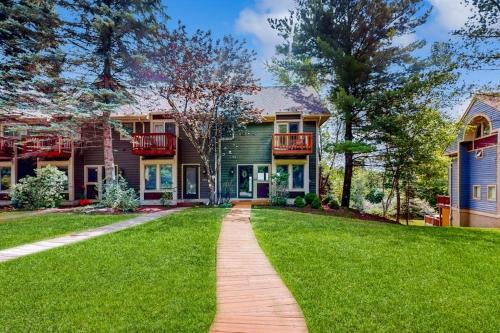 Snug 4BR Townhouse - SKI IN SKI OUT - McHenry