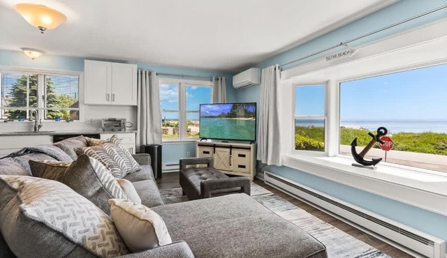 Snug Seaside Views From Couch Walk to Beach