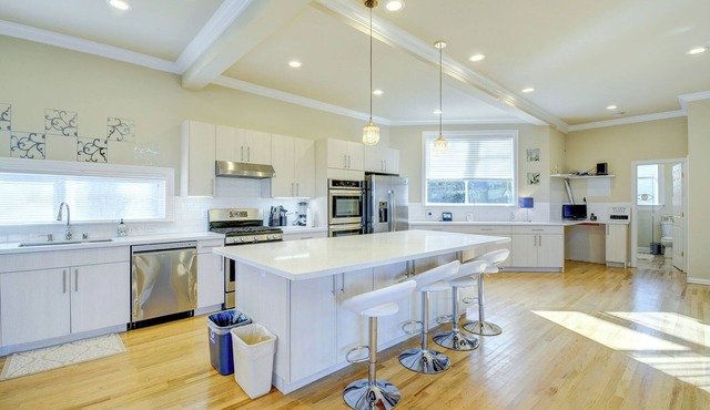 Soccer Lovers Welcome: Seattle Area Home w/Views