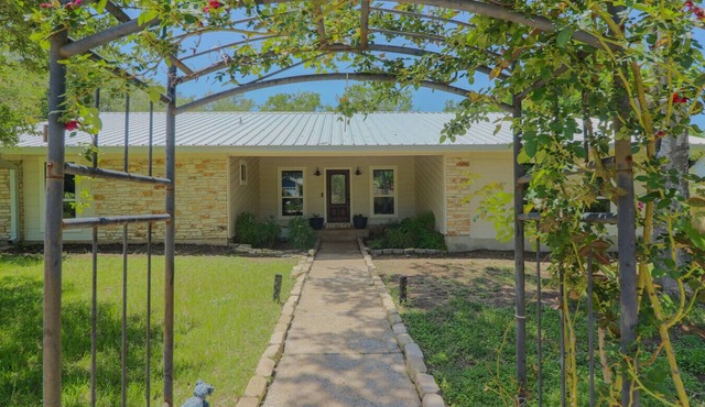 South Austin Retreat | 4BR Sleeps 12 | Half-Acre Yard + Deck