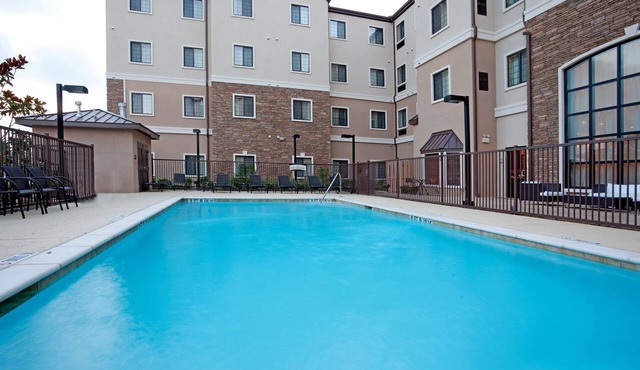 Spacious 2-BR Suite Sleeps 8 w/Breakfast