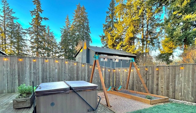 Spacious 4-Bedroom House & Hot Tub in Centrally Located Cul-De-Sac