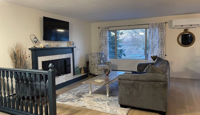 Spacious 4-bedroom house in charming Waverly on Lake Waverly