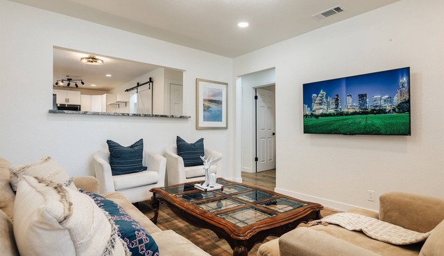 Spacious 4BR SoCo Family stay ❤️ Near Downtown Free Parking Close to Zilker