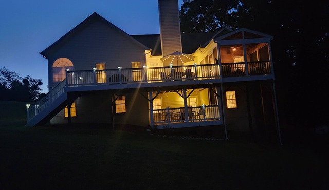 Spacious 5-bedroom house with kitchen and deck on both levels.
