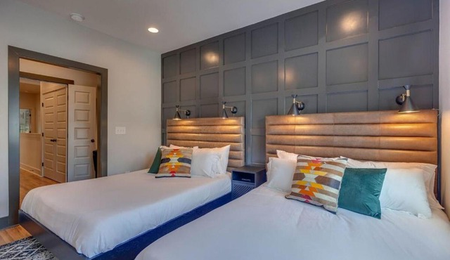 Spacious And Walkable East Nash Designer Twin Homes Sleep 20 With Smart TVs Workspaces And Fast WiFi 2 Garages And Full Kitchens Walk to Mas Tacos 10 Min To Broadway 24 Hr Hospitality