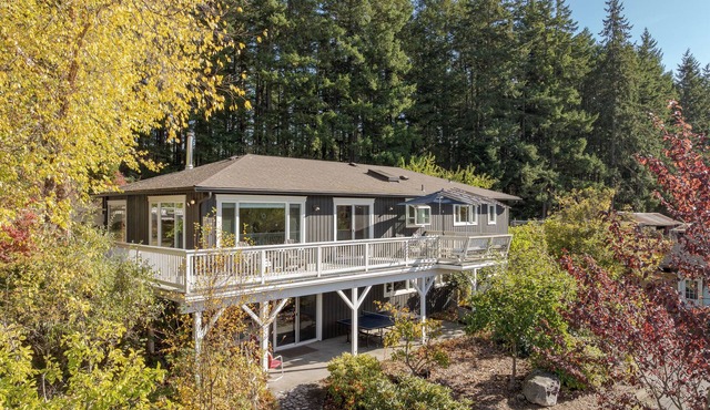 Spacious, Bright Farmhouse near Eastsound, Orcas Golfing. Gourmet Kitchen, Two Exceptional Living Rooms for lounging. Perfect home for Families with Dogs! 🔹Wood-fired Pizza Oven 🔹Hot Tub 🔹EV Charger 🔹Fully Fenced 🔹Fast WIFI <b