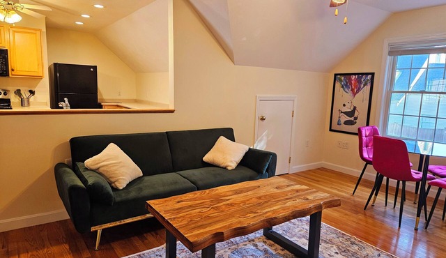 Spacious & Convenient 1BR unit-20min to Boston in Melrose