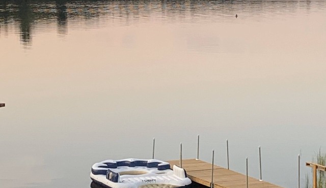 Spacious Lakefront family friendly six bedroom cottage on beautiful Eagle Lake. in South River