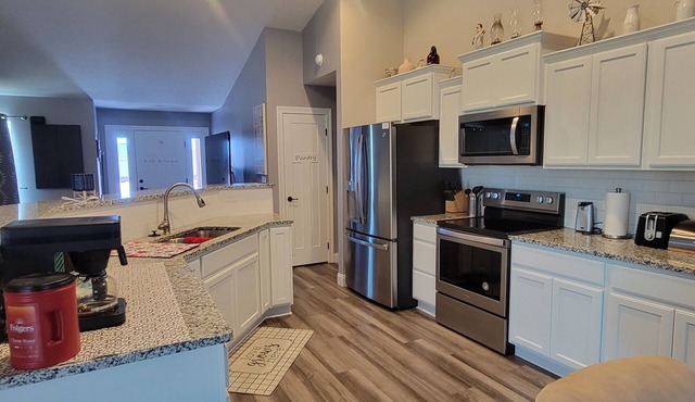 Spacious & modern 3BR close to the Golden Spike and Canteen District.