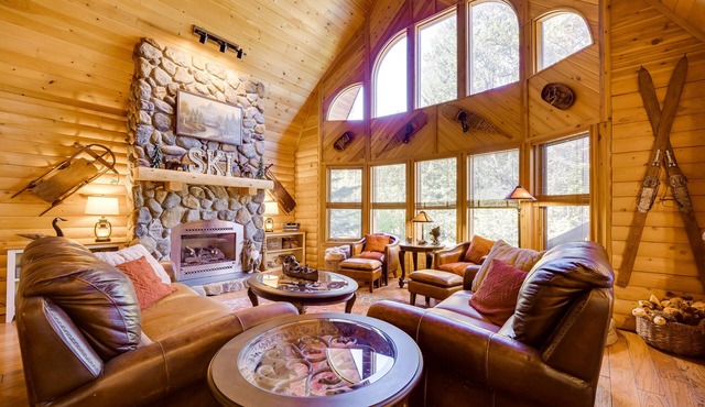 Spacious Packwood Cabin w/Hot Tub - Near River