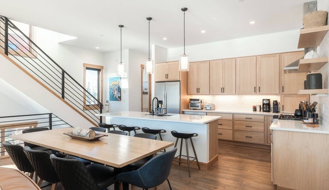 Spacious Retreat II Fireplace, Hot Tub, Free Bus, 2 Master Bedrooms