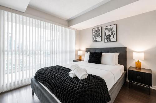 Spacious Skyline 1BR & Den Stay