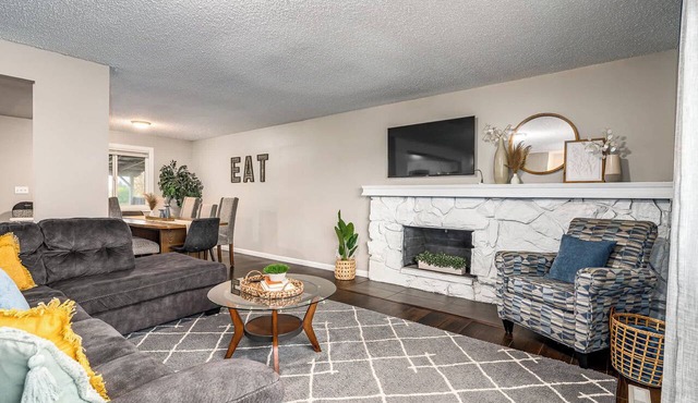 Spacious Valley Home I Perfect for Families!