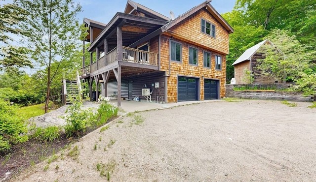 Spectacularly updated family mountain lodge w/deck & amazing views