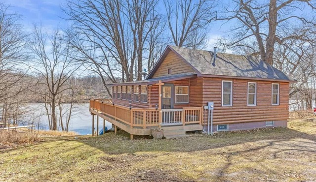 Spider Lake Waterside Cabin