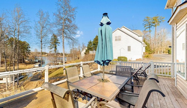 Stellar lakefront oasis with kayaks, SUP, firepits, dock, & games - dog-friendly
