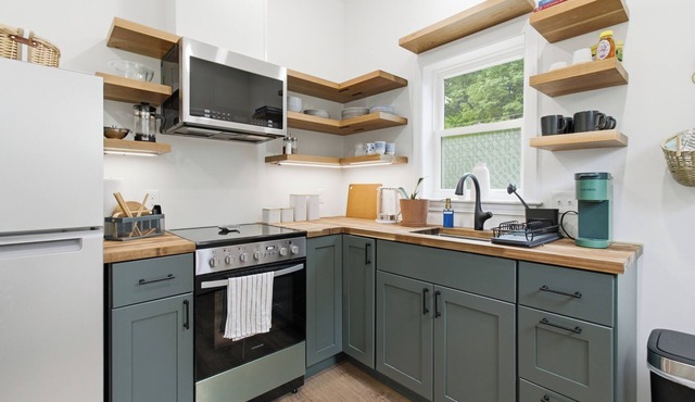 Steps from Bates College, Quiet & Beautiful Cottage Retreat with AC!