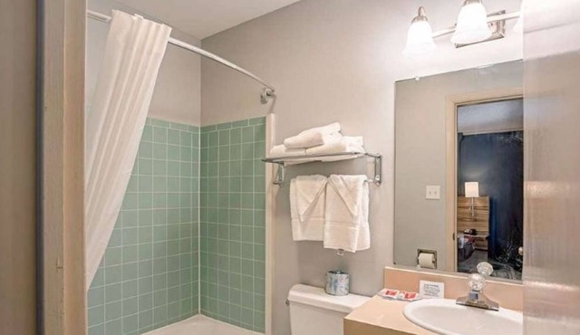 Studio in Clinton, IA+ breakfast and cleaning INCLUDED!