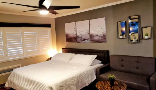 Studio walking distance to Stadium & Nightlife!