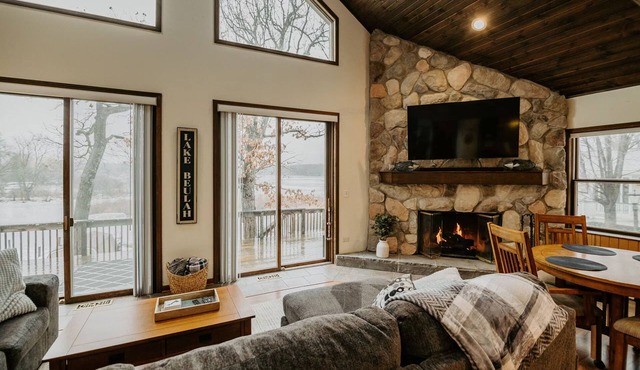 Stunning Family Lake House on Lake Beulah near Alpine Valley 90 min from Chicago