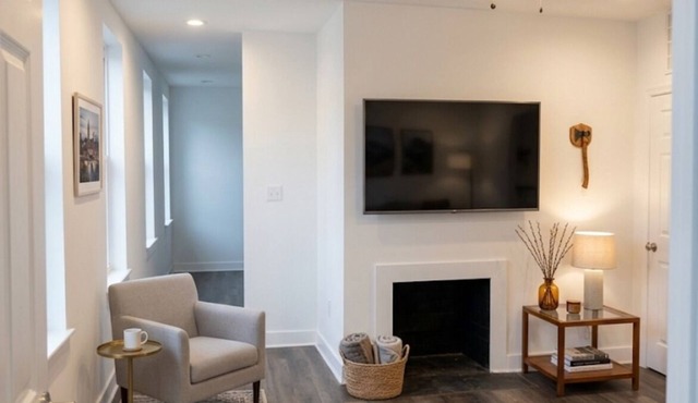 Stunning Gut-Reno 2-Level Unit w/W&D 3-15 Mins to UMMC/UMB Campus/JHU