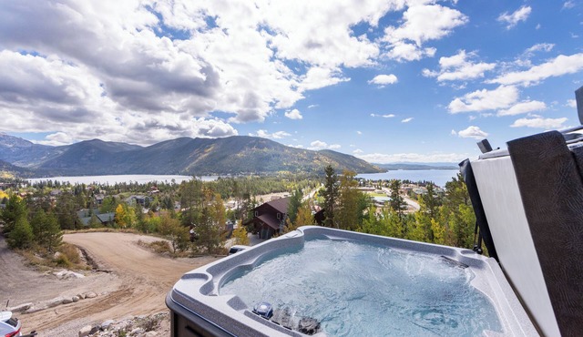 Stunning Unobstructed Lake & Mountain Views, Hot Tub, In-Town, 1 mile to RMNP