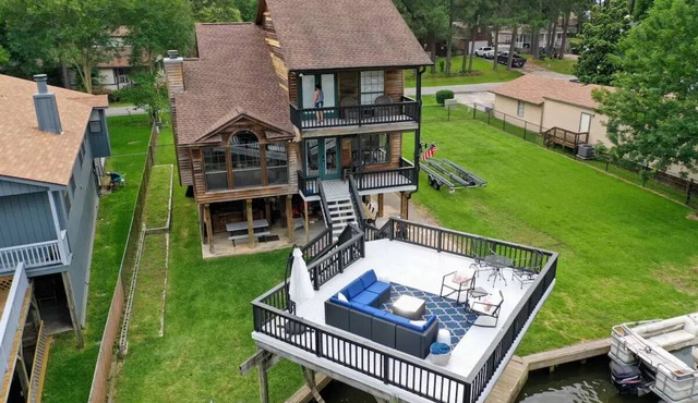 Stunning Waterfront Lakehouse at Shadow Bay