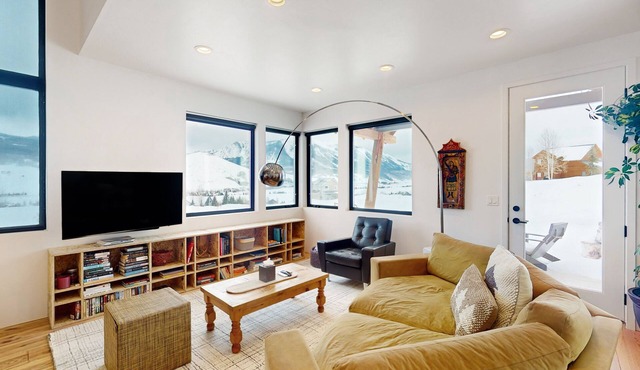 Stunningly situated home with gorgeous mountain views & firepit