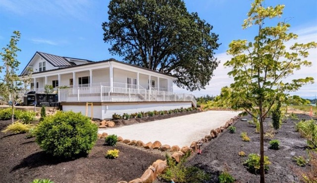 Stylish 5 BR Farmhouse in the Heart of Willamette Valley Wine Country