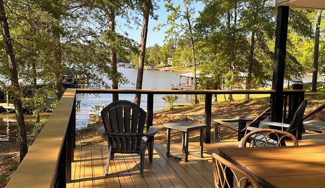 Summertime is calling Lake Sinclair rental with boat dock and Kayaks sleeps 6-7!