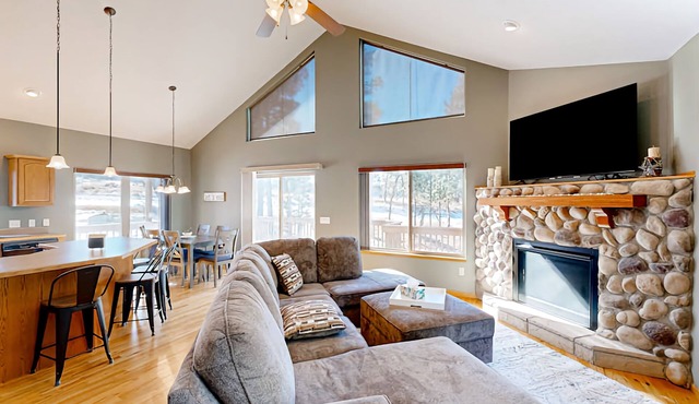 SUNFLOWER CABIN- 3 Bedroom house located close to Deadwood on paved roads!