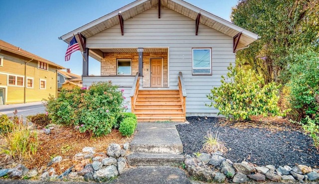 Sunny 2BR Albany Retreat | King Bed & Free Breakfast