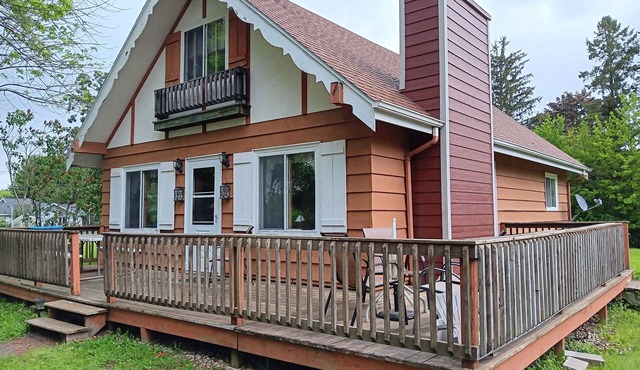Sunny 4-bedroom Hummingbird Chalet - public swim access to Green Lake close-by