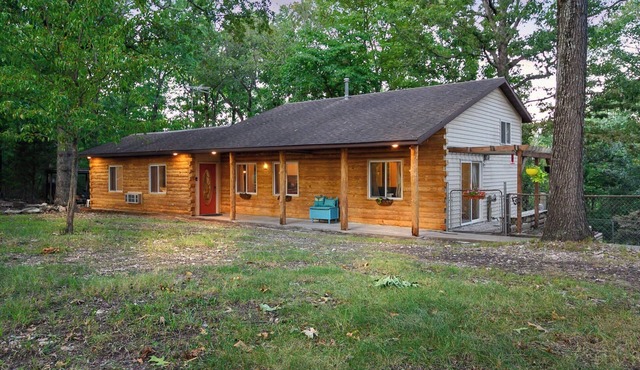 Sunny Ridge Hideaway Forest Cabin. Eureka Springs-Lake Area of Beaver Lake