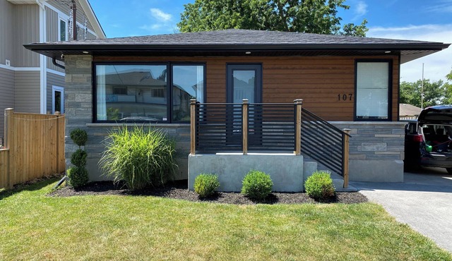 Sunset Beach House With Patio & Parking! in St. Catharines