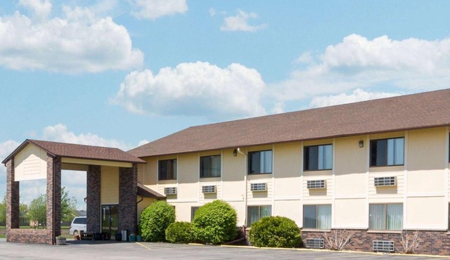 Super 8 by Wyndham Perry IA