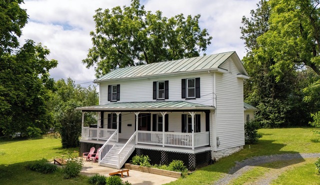 Super Cozy 5 Acre Farmhouse in Luray - Close to Everything
