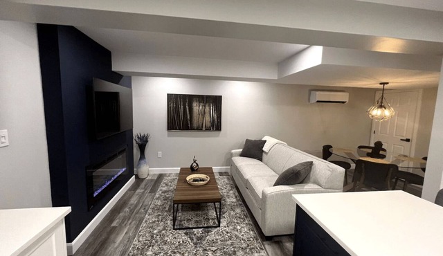 The Executive Suite: Modern Apartment with Pool in London