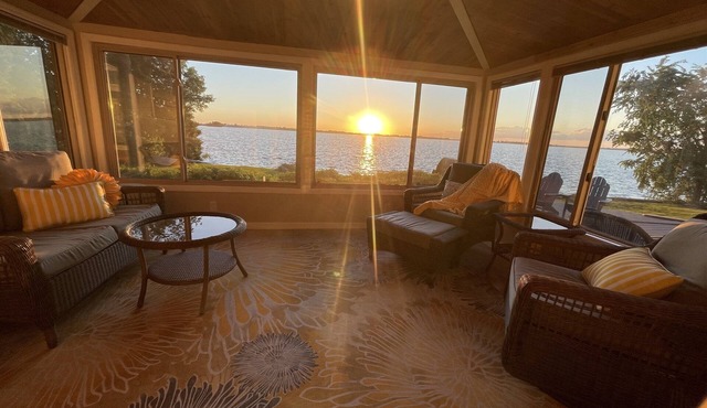 The Gatsby Getaway - Your Charming 100 Year Old Lakeside Retreat in Beaver Dam