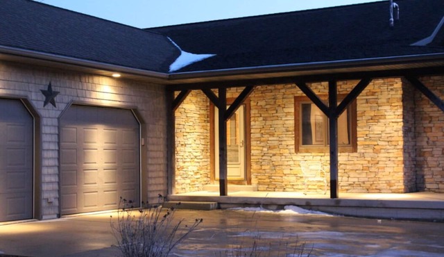 The Lodge Home - Abundance of Wildlife and a short walk to the lake with a dock!