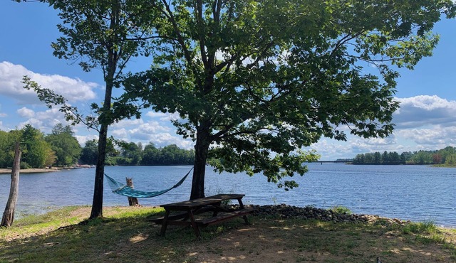The perfect comfortable home base for all things outdoors! Great Sacandaga Lake access, close to ample outdoor activities, and countless hiking and biking trails. 1 minute drive to the village of Northville for fantastic dining and small town charm.