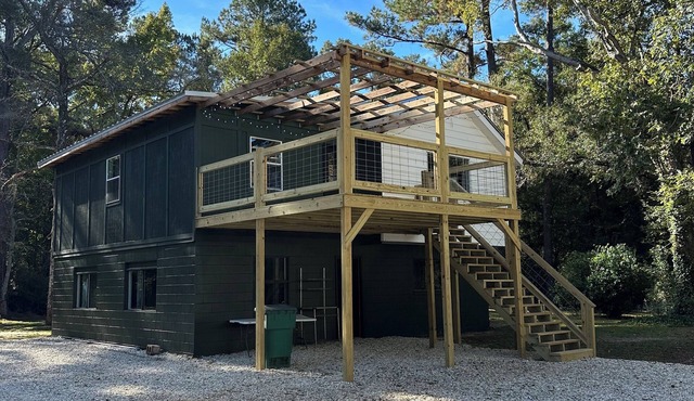 The Pines Retreat - Rustic Modern Camp with WIFI! Pet Friendly! in Robert