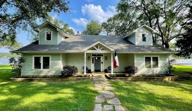 The Point on Cedar Creek Lake! Huge Lakefront! Panoramic Water Views! Spacious! in Eustace