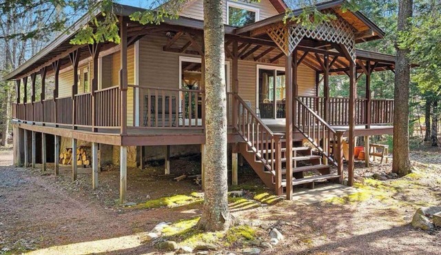 The Red Quarter Cabin - Peaceful Lakeside Retreat