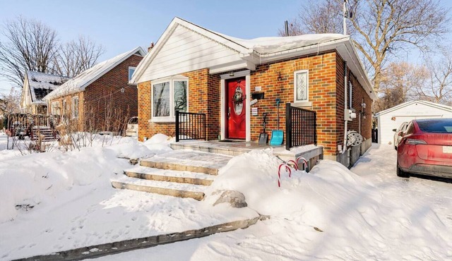 The Rustic Barn - Urban Retreat | King bed | Pet friendly | Full apartment in Brampton